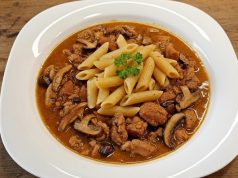 Vepřová plec na houbách s těstovinami