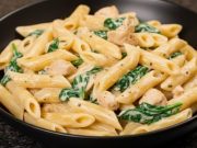 Fit krémové těstoviny s kuřecím masem, špenátem a parmazánem