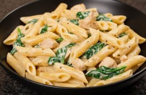 Fit krémové těstoviny s kuřecím masem a špenátem: Zdravý oběd bez výčitek Fit krémové těstoviny s kuřecím masem, špenátem a parmazánem