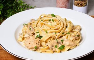 Těstoviny s kuřecím masem ve smetanové omáčce