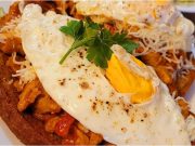 Topinky s pikantní vepřovou směsí, sýrem a volským okem Topinky s pikantní masovou směsí, sýrem a volským okem – rychlá večeře k pivu