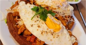 Topinky s pikantní masovou směsí, sýrem a volským okem – rychlá večeře k pivu