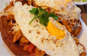 Topinky s pikantní vepřovou směsí, sýrem a volským okem Topinky s pikantní masovou směsí, sýrem a volským okem – rychlá večeře k pivu