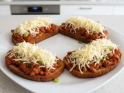 Topinky s masovou směsí z konzervy: rychlá a sytá večeře