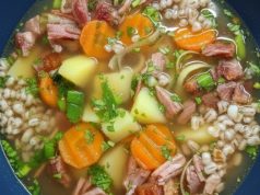 Jako od babičky: Poctivá uzená polévka s kroupami, která vás postaví na nohy Jako od babičky: Poctivá uzená polévka s kroupami, která vás postaví na nohy