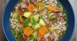 Jako od babičky: Poctivá uzená polévka s kroupami, která vás postaví na nohy