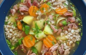 Jako od babičky: Poctivá uzená polévka s kroupami, která vás postaví na nohy Jako od babičky: Poctivá uzená polévka s kroupami, která vás postaví na nohy