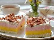 Krémový zákusek Trikolóra: Tříbarevné potěšení, které si podmaní každou návštěvu Trikolóra řezy s vanilkovým a malinovým krémem – slavnostní zákusek z bílků