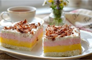 Krémový zákusek Trikolóra: Tříbarevné potěšení, které si podmaní každou návštěvu Trikolóra řezy s vanilkovým a malinovým krémem – slavnostní zákusek z bílků