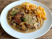 Vepřová plec na smetaně se žampiony a pórkem s domácími hranolky