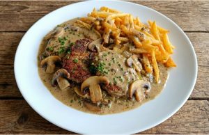 Šťavnatá vepřová plec na žampionech: Smetanová omáčka s hranolky Vepřová plec na smetaně se žampiony a pórkem s domácími hranolky