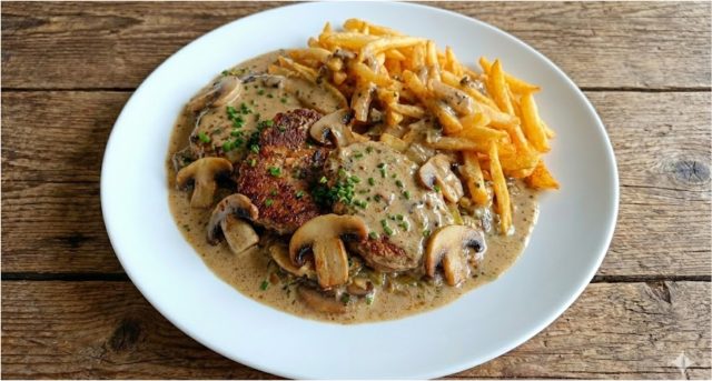 Vepřová plec na smetaně se žampiony a pórkem s domácími hranolky