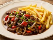 Vepřová čína s křupavou zeleninou a hranolky jako z restaurace