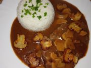 Krkovička na žampionech s kmínem: poctivý oběd z jednoho hrnce