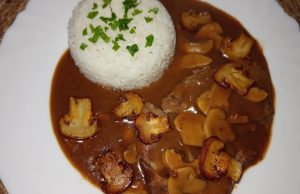 Vepřová krkovice na žampionech: Šťavnatá klasika se sametovou omáčkou Krkovička na žampionech s kmínem: poctivý oběd z jednoho hrnce