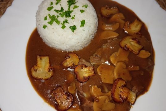 Krkovička na žampionech s kmínem: poctivý oběd z jednoho hrnce