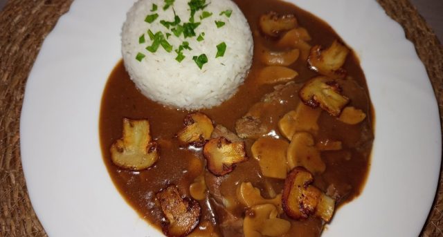 Krkovička na žampionech s kmínem: poctivý oběd z jednoho hrnce Krkovička na žampionech s kmínem: poctivý oběd z jednoho hrnce