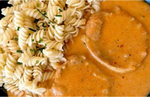 Vepřová pečeně na smetaně – poctivý nedělní oběd s jemnou omáčkou