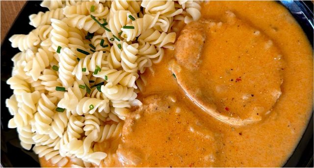 Vepřová pečeně na smetaně – poctivý nedělní oběd s jemnou omáčkou