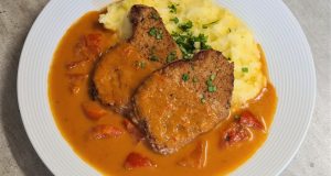 Pečené vepřové s omáčkou z pečené cibule a paprik – šťavnaté maso v sametové omáčce