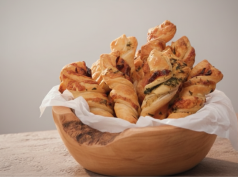 Rychlé šunkové vrtule z listového těsta se sýrem a mozzarellou