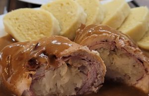 Poctivý záhorácký závitek: Šťavnaté maso se zelím a bramborovým knedlíkem Záhorácký závitek s kysaným zelím a cibulovou omáčkou