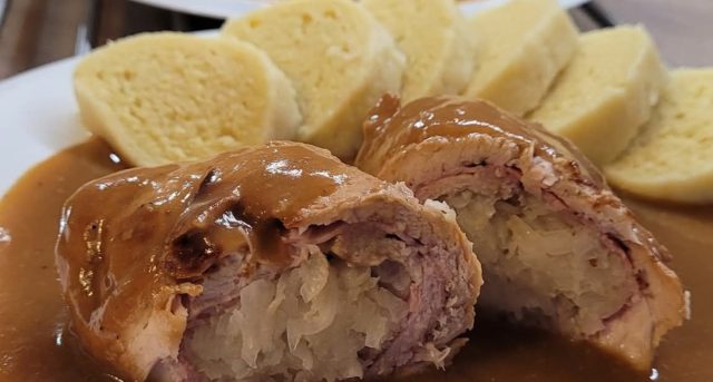 Záhorácký závitek s kysaným zelím a cibulovou omáčkou