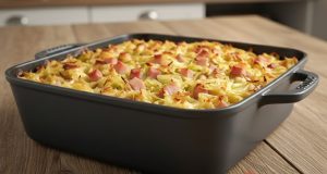 Zapečená kapusta s těstovinami a šunkou Zapečené těstoviny s kapustou a šunkou: levné rodinné jídlo z jednoho pekáče