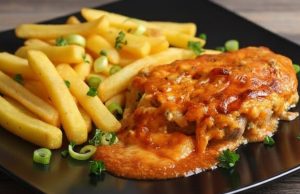 Zapečená krkovice s nivou a cibulí: Šťavnatý oběd, který se peče sám Krkovice zapečená s cibulí a sýrem – šťavnatý oběd z jednoho pekáče