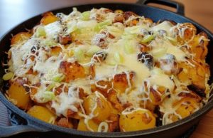 Zapečené bramborové plátky s uzeným a sýrem: Poctivý oběd z jedné mísy Zapečené bramborové plátky s uzeným masem, vejci a sýrem