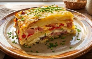 Zapékané brambory s uzeninou a sýry – poctivý oběd z jednoho pekáčku