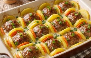 Zapečené brambory s masovými kuličkami, mrkví a bešamelem