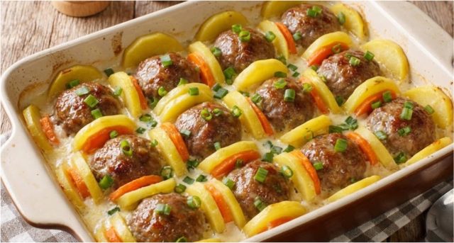 Zapečené brambory s masovými kuličkami, mrkví a bešamelem