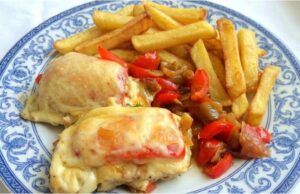 Zapečené vepřové plátky s paprikou a sýrem: Rychlá a šťavnatá večeře Vepřové plátky zapečené se sýrem a červenou paprikou (šťavnaté a bez vysušení)