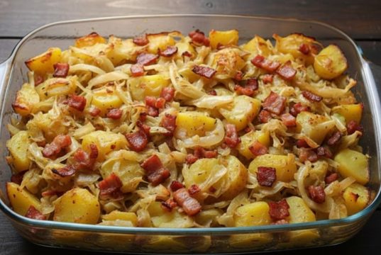 Zapečené zelí s bramborami a uzeninou: poctivý recept z jednoho pekáče