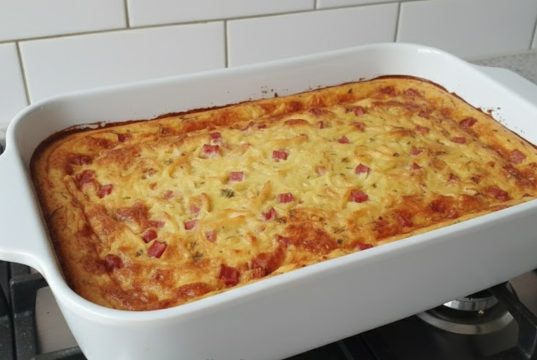 Bramborák z trouby bez smažení: jednoduchý recept z jednoho plechu