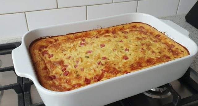 Bramborák z trouby bez smažení: jednoduchý recept z jednoho plechu