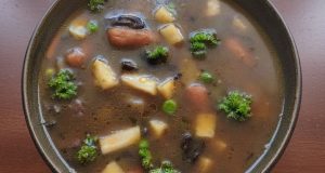 Zeleninová polévka s lesními houbami a fazolovými lusky – lehká, voňavá a jako od babičky