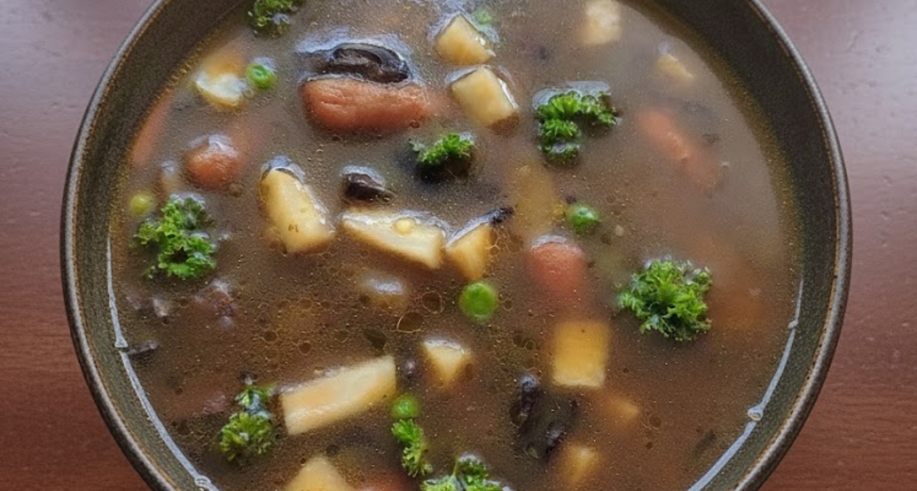 Zeleninová polévka s lesními houbami a fazolovými lusky – lehká, voňavá a jako od babičky