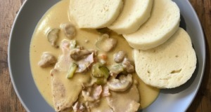 Hamburská vepřová pečeně: Sváteční klasika s šunkou a okurkou Hamburská pečeně z vepřové krkovice – krémová omáčka bez mouky