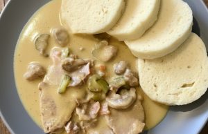 Hamburská vepřová pečeně: Sváteční klasika s šunkou a okurkou Hamburská pečeně z vepřové krkovice – krémová omáčka bez mouky