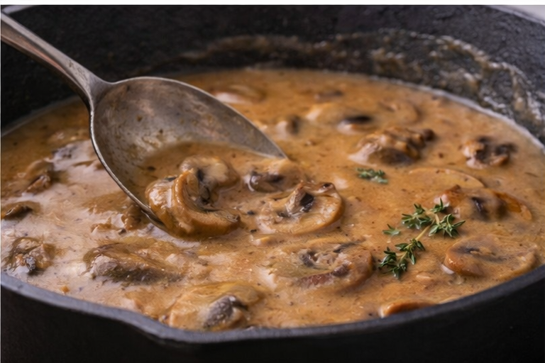 Krémová houbová omáčka ze žampionů na pánvi