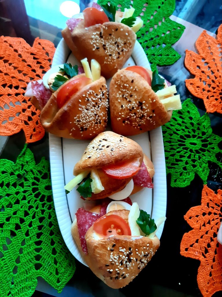 Skládané kapsové sendviče z kynutého těsta