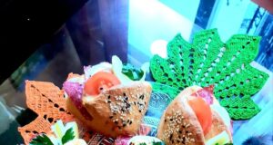 Skládané kapsové sendviče z kynutého těsta: Nadýchané domácí pečivo na snídani i svačinu Skládané kapsové sendviče z kynutého těsta: Nadýchané domácí pečivo na snídani i svačinu