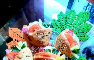 Skládané kapsové sendviče z kynutého těsta: Nadýchané domácí pečivo na snídani i svačinu Skládané kapsové sendviče z kynutého těsta: Nadýchané domácí pečivo na snídani i svačinu