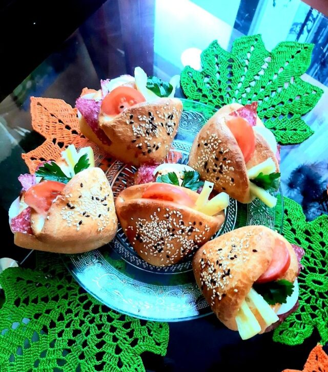 Skládané kapsové sendviče z kynutého těsta: Nadýchané domácí pečivo na plnění Skládané kapsové sendviče z kynutého těsta: Nadýchané domácí pečivo na snídani i svačinu