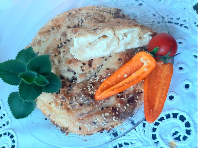 Domácí burek z taženého těsta: křupavá balkánská pochoutka s jednoduchým těstem