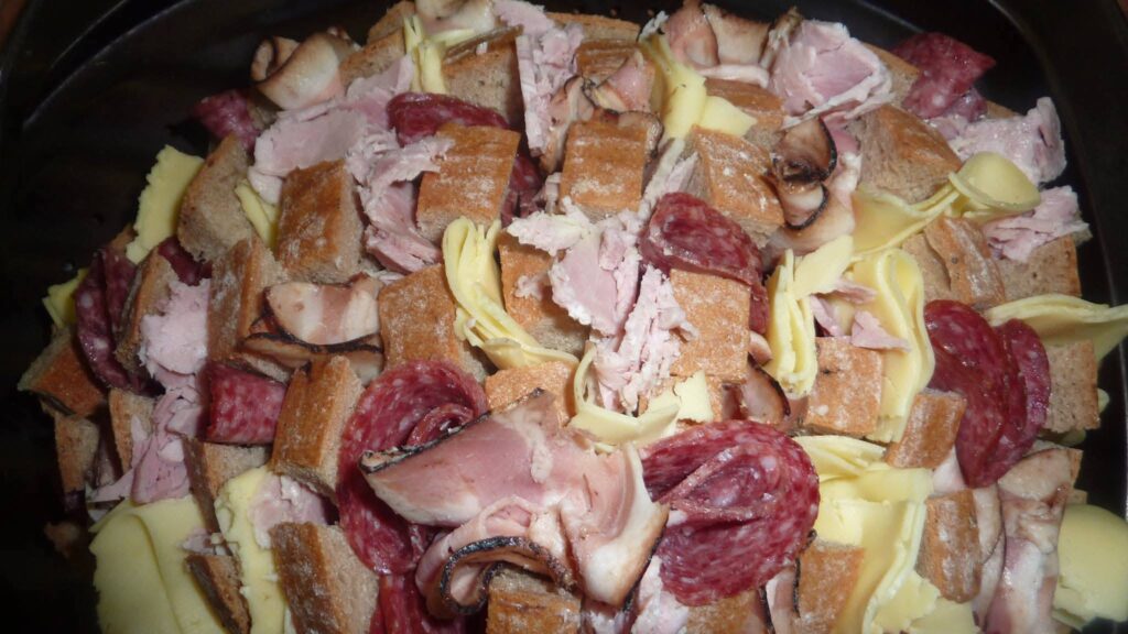 Plněný zapečený chléb s česnekem, slaninou a sýrem