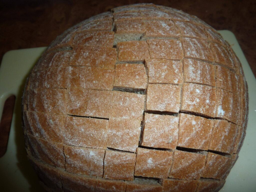 Plněný zapečený chléb s česnekem, slaninou a sýrem