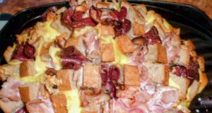 Plněný zapečený chléb s česnekem, slaninou a sýrem Plněný zapečený chléb s česnekem a sýrem: Nejlepší rychlá večeře nebo pohoštění k filmu